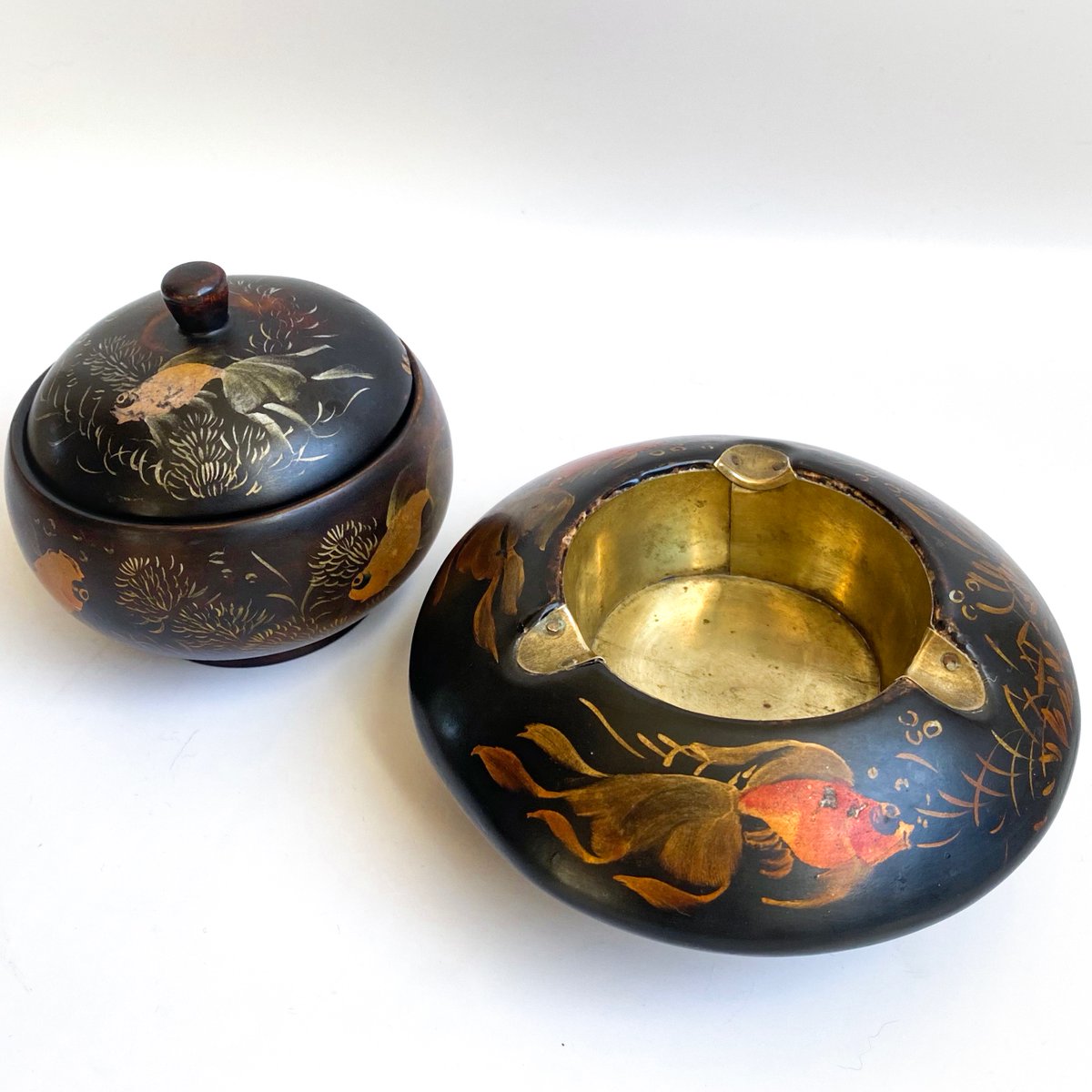 These are interesting - Japanese lacquered wood brass-lined ashtray and lidded trinket box, with hand-painted goldfish designs, dating from the 1940s. Diameter of the ashtray is 13cm.
priddeythings.etsy.com/listing/166870…
#vintageshowandsell #vintage #lacquerware