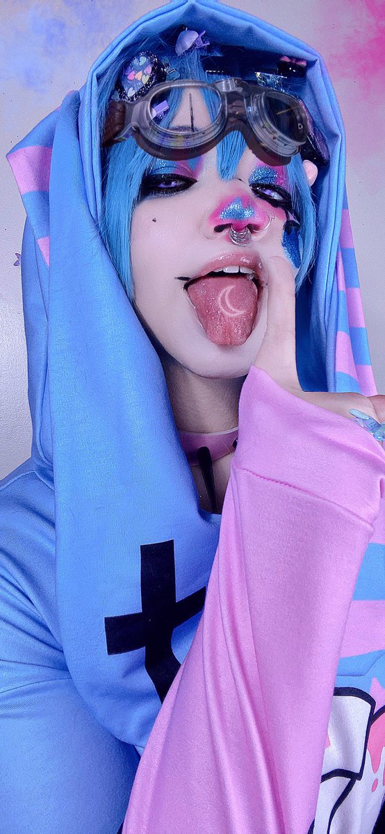 DecklynnM00's tweet photo. Jester Moon 🌚💕💙 #Decklynnmoo #ears #creepycute #favoriteToy #Spikes #Goth #Horror #anime #cosplay #femboy #Egirl #Eboy #genderfluid #Goggles #clown #makeup #bunnyears #Gothic https://t.co/bDNSsyZiU6