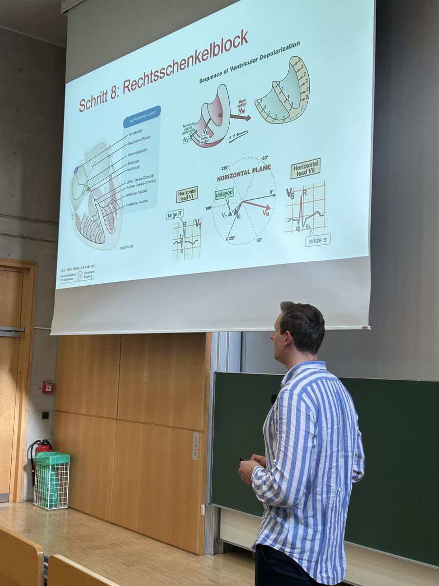 Toller Auftakt für den Dresdner EKG-Workshop vor vollem Hörsaal im Rahmen des #AmbassadorenProgramms der @YoungDgk! Über 120 Anmeldungen sprechen für sich. 💙 Interaktiv bekommen Studierende wichtiges Wissen vermittelt und können dieses mittels TED -Abstimmungen anwenden! (1)