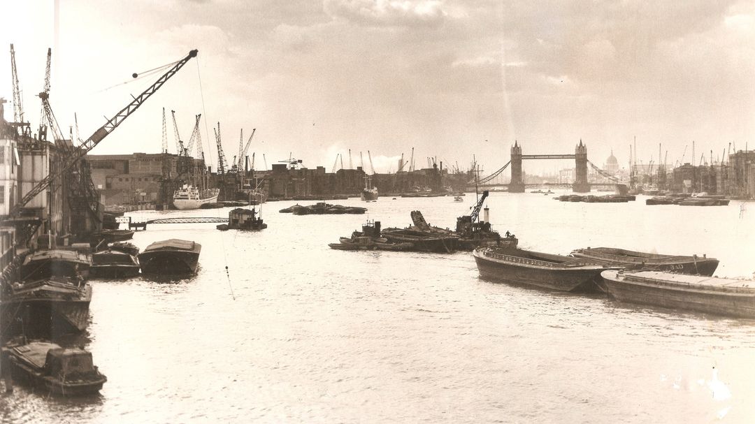 liquid_highway1's tweet photo. Looking upriver towards Tower Bridge and Cherry Garden Pier 1950s

photo: Dave Jessop collection https://t.co/MlfHpzXZ86