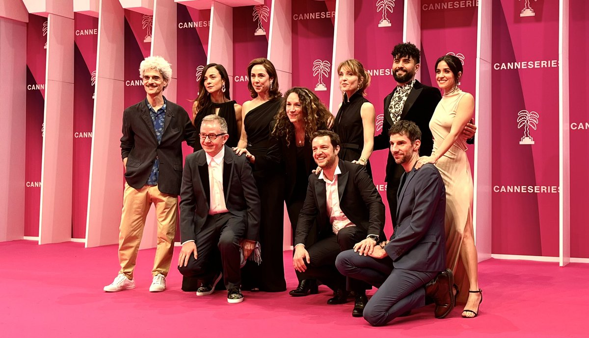 Dernière pose pour le jury avec Benoît Louvet et Albin Lewi #CANNESERIES 💖 #Cannes 🌴