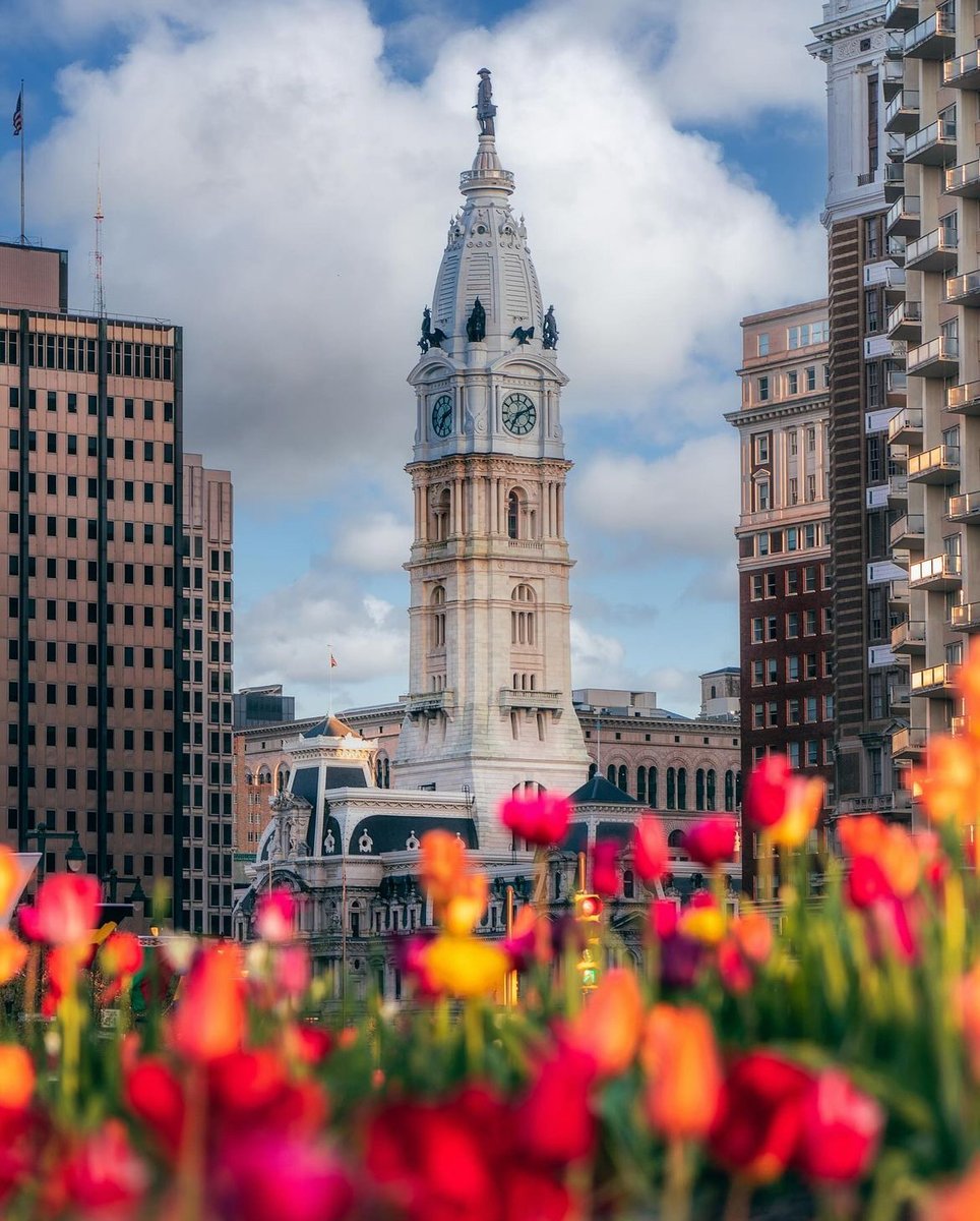 Blooming tulips frame the majestic City Hall in all its springtime glory! 🌷 Have you visited us at our City Hall Visitor Center yet? Plan your visit➡️ bit.ly/3VRxEvj 📷 @pelproductions and @travel_pel on insta