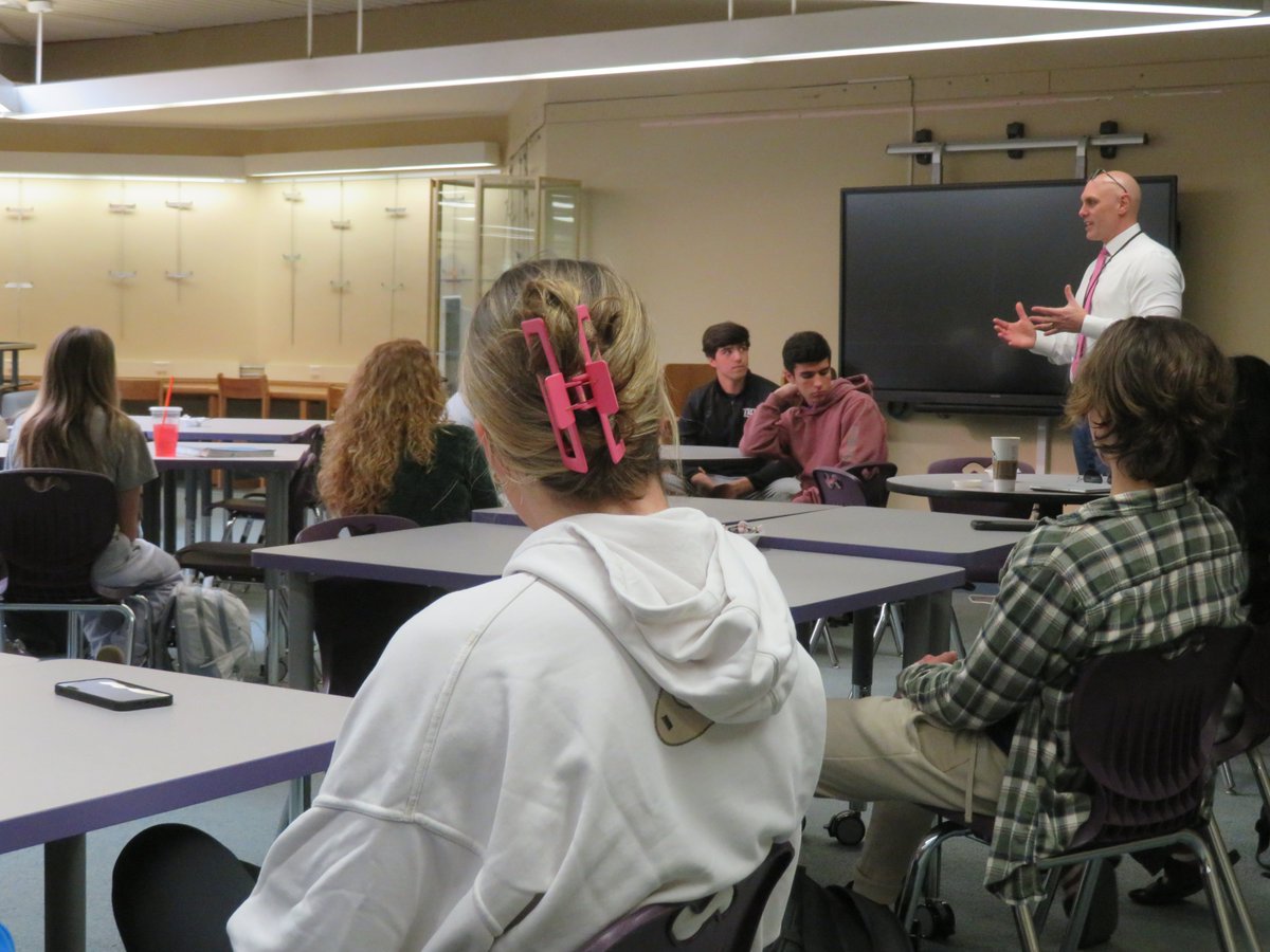 #ClarkstownCSD Superintendent Dr. Marc Baiocco today engaged in conversations with learners from both CHSN + CHSS. Following up on his Student Advisory Council session earlier in the year, Dr. Baiocco fielded questions concerning schedules, parking + capital work. #StudentVoice