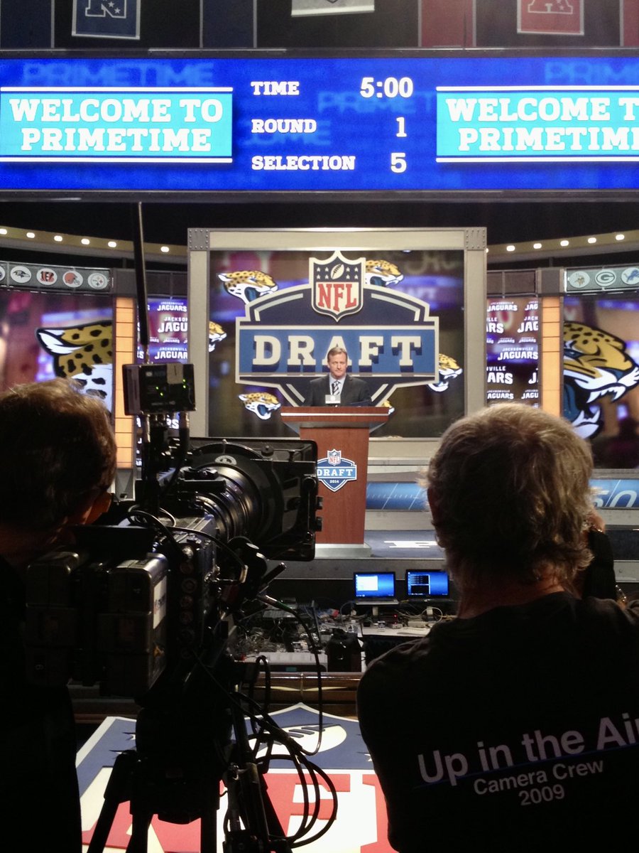 .⁦@nflcommish⁩ filmed his brief cameo for the movie Draft Day prior to the start of Day 3 of the 2013 Draft, confusing early-arriving media and fans. Draft Day opened this week in 2014.