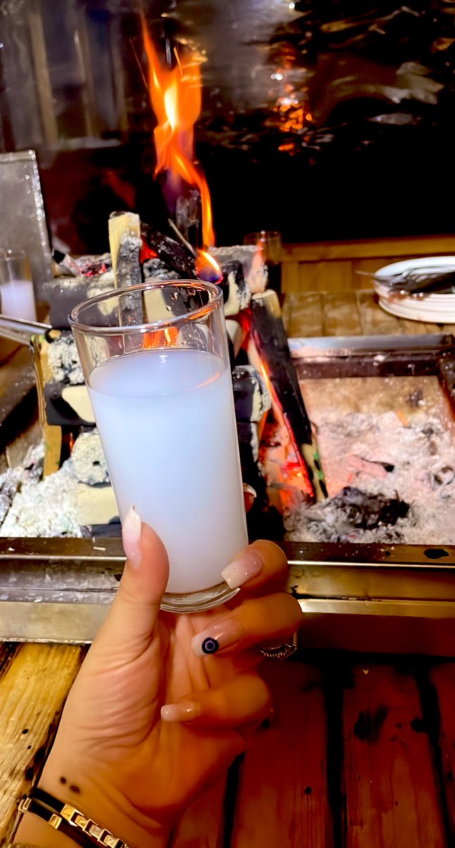 Rakı içen kadın, cihanda sulhtur.

Can Yücel 💙