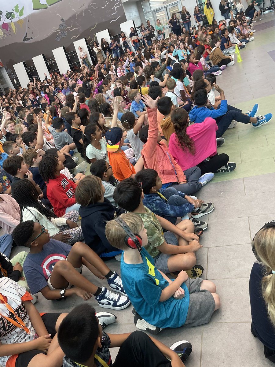 Orbit visit for STAAR! Happy to embarrass myself for the sake my students 💃🏼⭐️ <a href="/cfisdmcgown/">@cfisdmcgown</a> <a href="/astros/">Houston Astros</a>