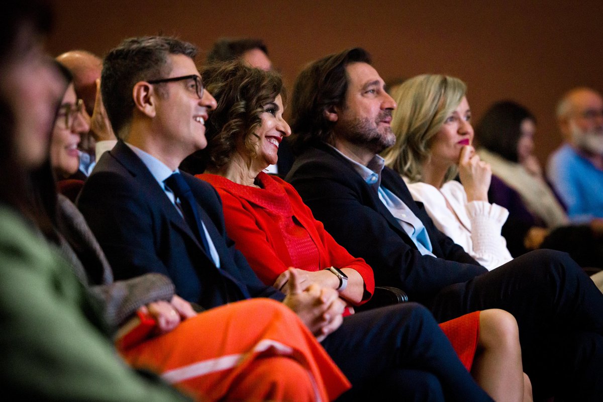 Hoy hemos acompañado al Presidente Zapatero en la presentación de su nuevo libro. 'Crónica de la España que dialoga' refleja su apuesta inquebrantable por la convivencia. Su legado es un orgullo para el socialismo y un ejemplo para este Gobierno progresista.