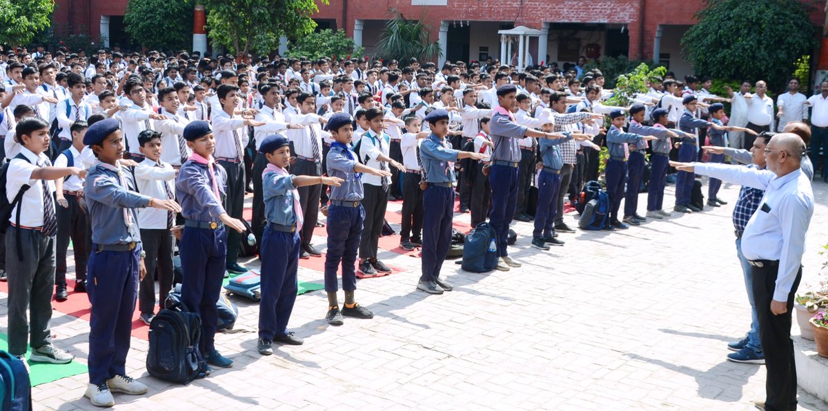 'Step out, vote, and inspire others to do the same'. DM Ghaziabad addressed 1200+ people in an awareness program in K.N.Modi College Modinagar. #YouAreTheOne #GoVote #ChunavKaParv #DeshKaGarv #Elections2024 #MyVoteMyDuty @ceoup @ChiefSecyUP @ECISVEEP @InfoDeptUP @ChiefGhaziabad