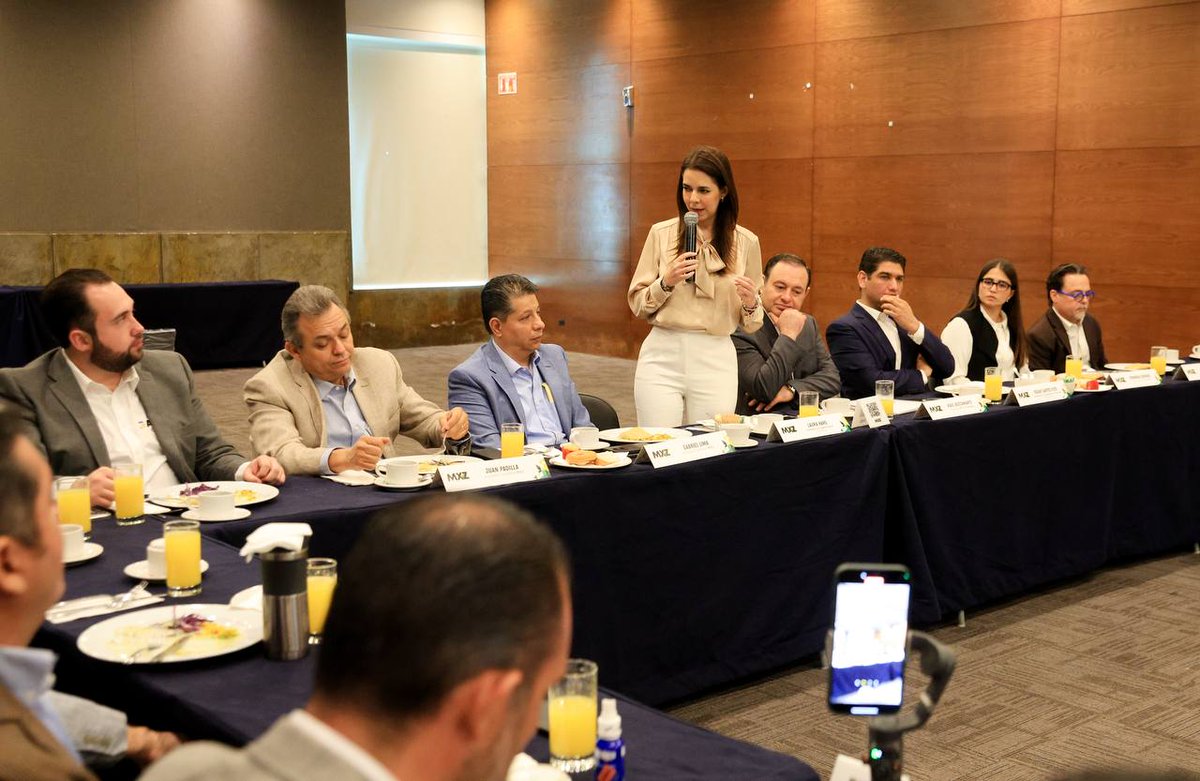 Esta mañana, mantuve un diálogo constructivo con un grupo de empresarios, platicamos de mis propuestas y reafirmé mi compromiso para abordar los desafíos que enfrentamos. Agradezco a @milporzapopan por facilitar este espacio de conversación. Coincidimos en que alcanzar la…