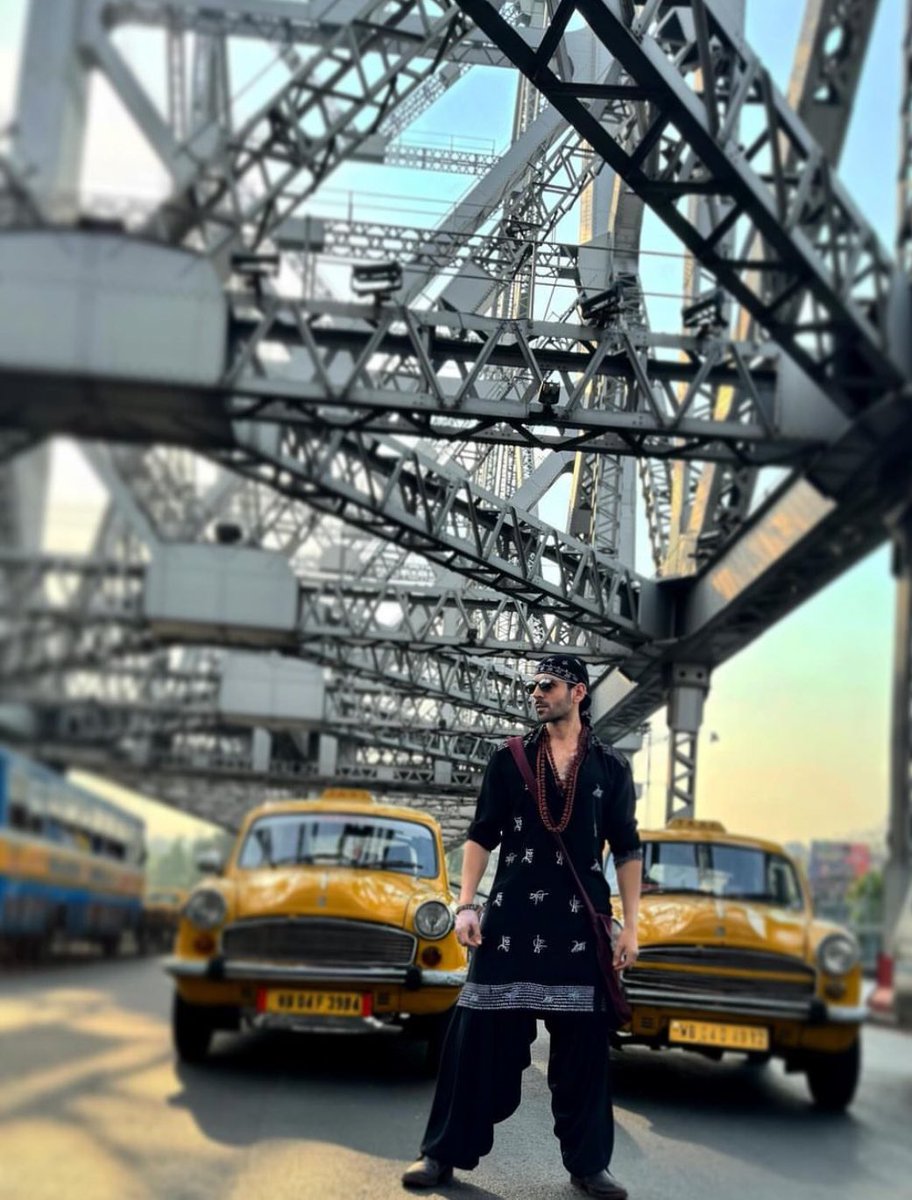PuneTimesOnline's tweet image. .@TheAaryanKartik says ‘How-rah you’ from #HowrahBridge 

#BhoolBhulaiyaa3 #KartikAaryan #KartikAaryanFans #Kolkata #Bollywood