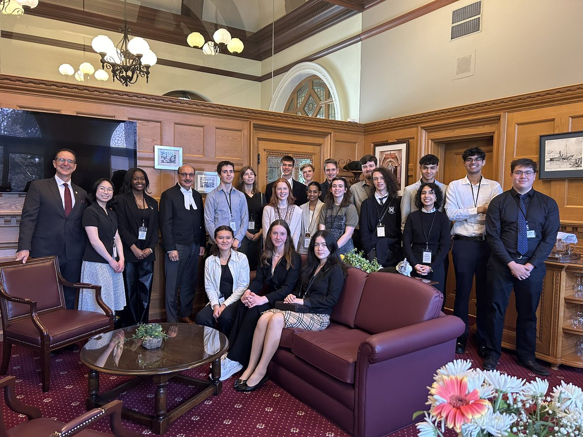 This morning, my office @BCLegislature was bursting at the seams with inspiring young leaders from @leadinginfluenc. Thank you all for stopping by to share your positivity and prayers.