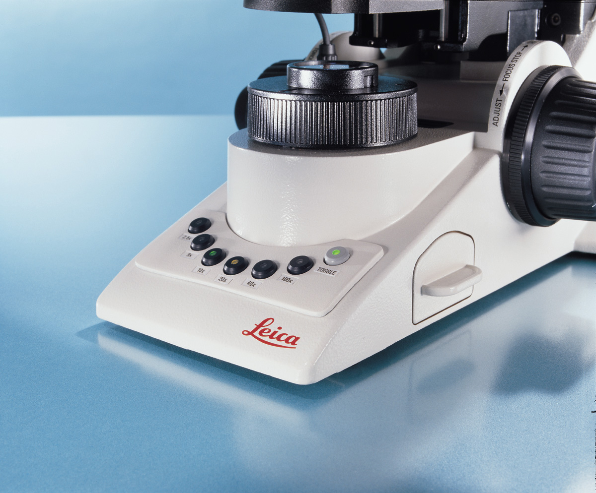 Switch easily from the overview of a clinical specimen to seeing the fine details. You can change the objectives quickly with the toggle mode of the DM3000 clinical microscope. Just press the buttons near the focus knob. Experience the difference. 👉 fcld.ly/3afd6rq
