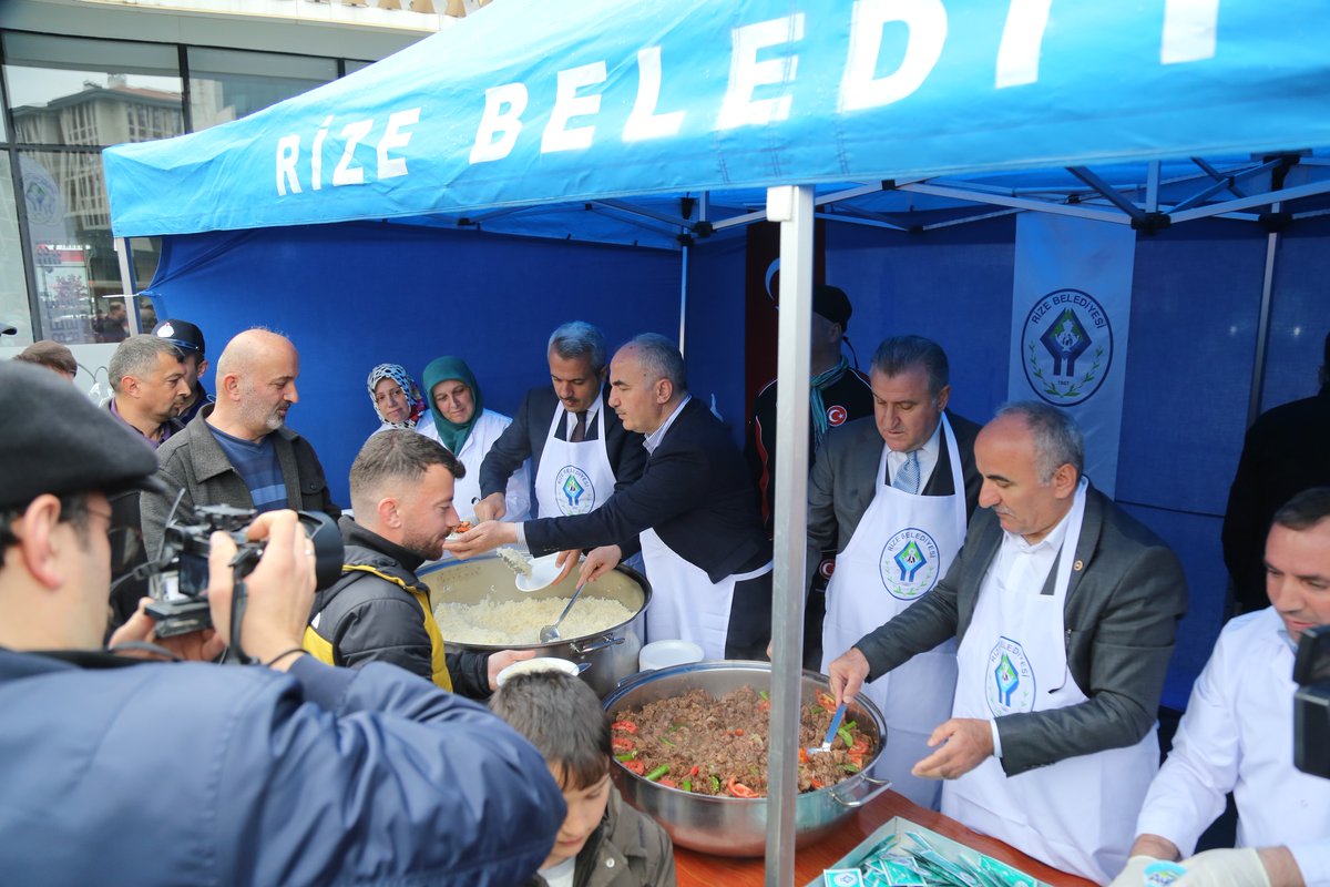 Belediyemiz ve Rize Valiliği tarafından geleneksel olarak organize edilen bayramlaşma buluşmasını 15 Temmuz Demokrasi ve Cumhuriyet Meydanı’nda gerçekleştirildik.