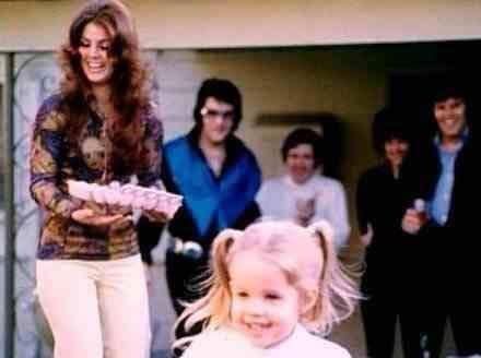 Today in 1971, #Elvis flew to Los Angeles in time for Easter. There was an Easter egg hunt for the children the following day 🥚🐇. 

More on this day at buff.ly/3ODfMA5⚡️ 

#elvispresley #graceland #elvisaaronpresley #elvisforever #elvispresleyfans #presley #elvisfans