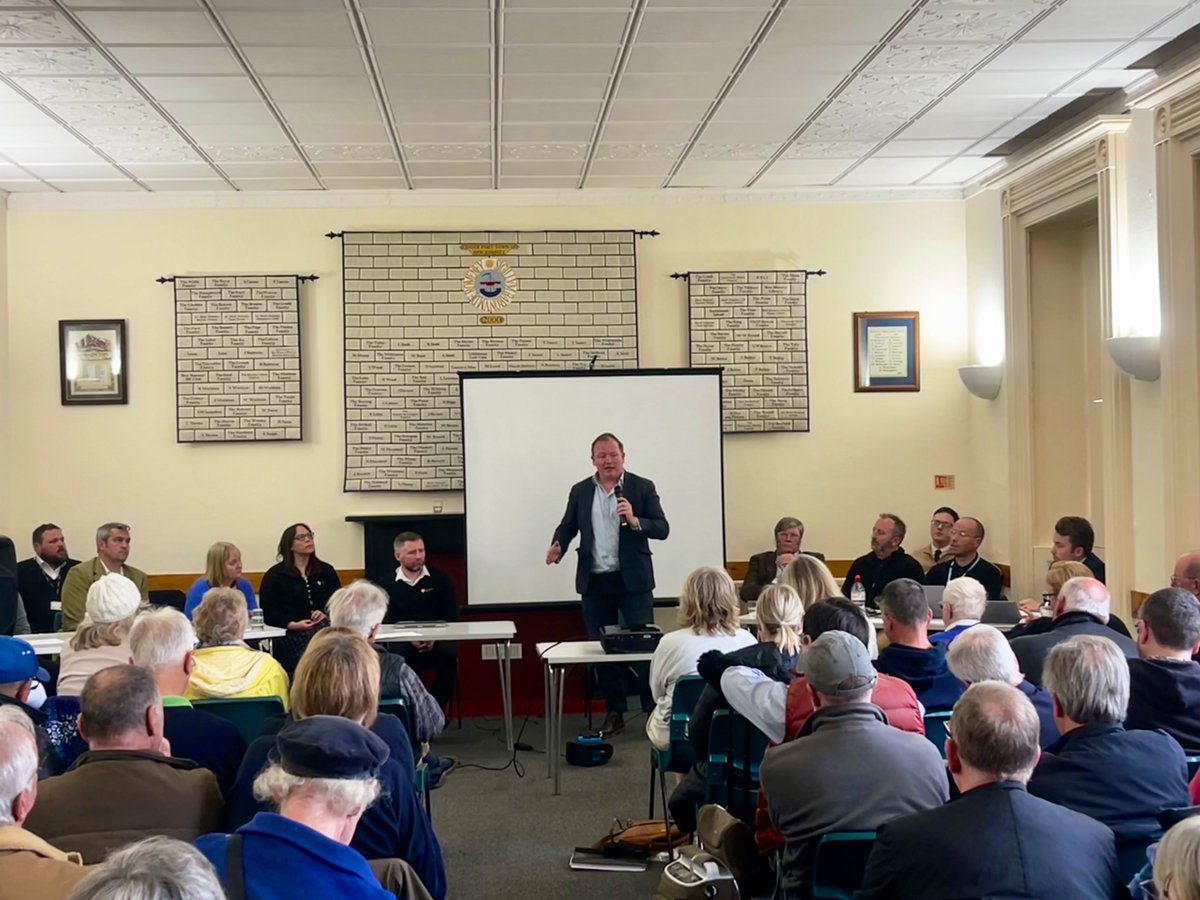 𝐏𝐮𝐛𝐥𝐢𝐜 𝐌𝐞𝐞𝐭𝐢𝐧𝐠 𝐨𝐧 𝐖𝐚𝐭𝐞𝐫 𝐐𝐮𝐚𝐥𝐢𝐭𝐲 In response to constituents' concerns, I chaired a meeting on water quality in Romney Marsh. The @EnvAgency & @SouthernWater gave presentations and took public questions. 📩 Follow-up question? Send me an email.