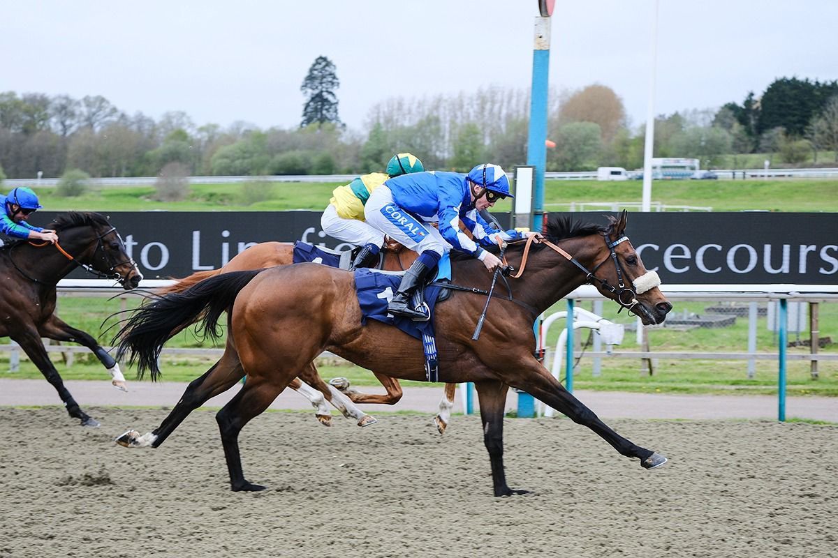 🔵⚪️ Legal Reform🔵⚪️ is back to winning ways at Lingfield this afternoon under David Probert, making  it three winners in three days for the #AHTeam! 

Congratulations to the winning owners, GB Civil Engineering (Leicester) Ltd 🏆

#AliceHaynesRacing