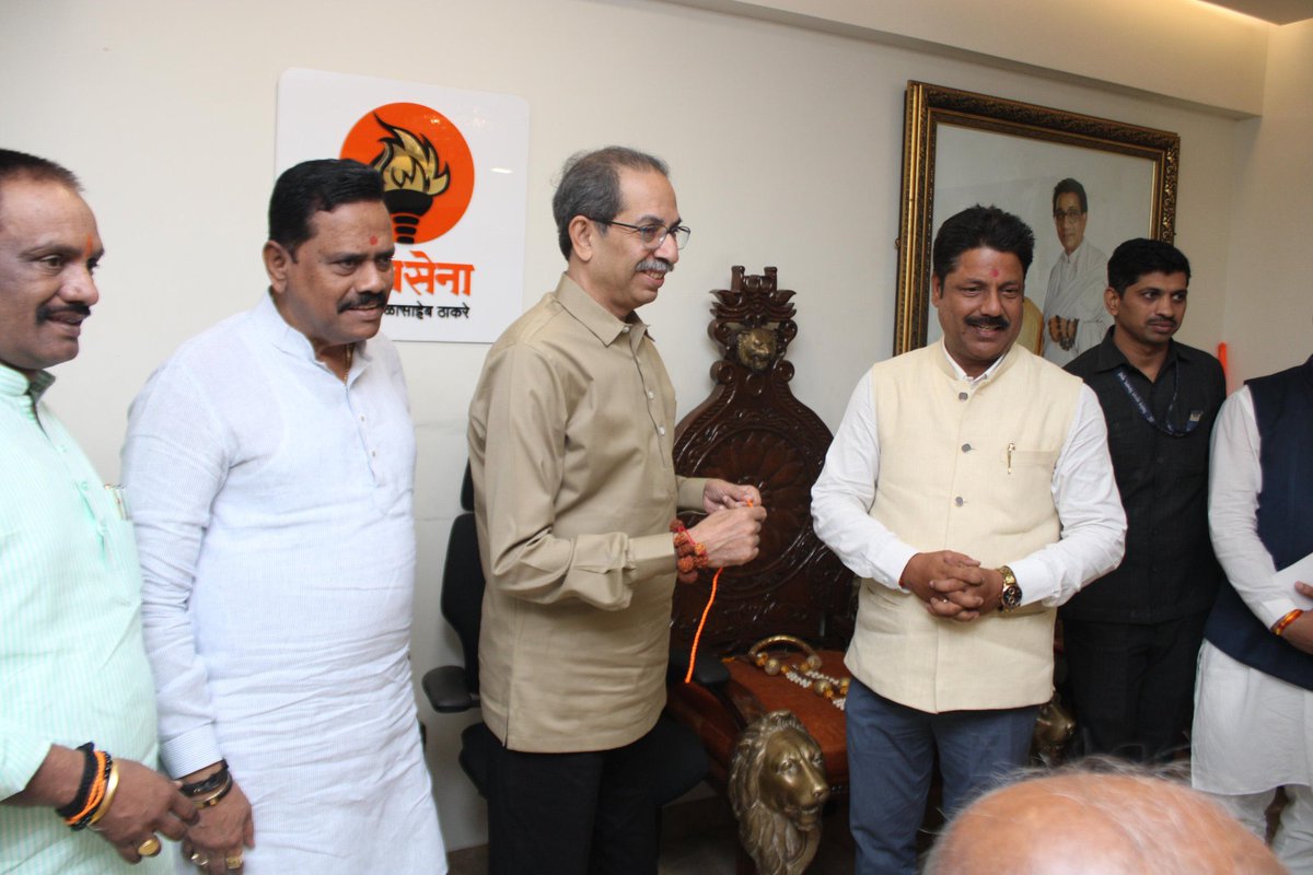 Siddheshyerunka's tweet photo. आज मातोश्री येथे पक्षप्रमुख मा. उद्धव बाळासाहेब ठाकरे यांच्या प्रमुख उपस्थितीत मिरा-भाईंदर येथील भाजपाचे जिल्हा महामंत्री ब्रिजेश तिवारी यांनी ४०-५० सहकाऱ्यांसह हातावर शिवबंधन बांधून पक्षात प्रवेश केला.
#paksha #rajanvichare #shivsenauddhavbalasahebthackeray #yuvasena https://t.co/1pkIMw87UW