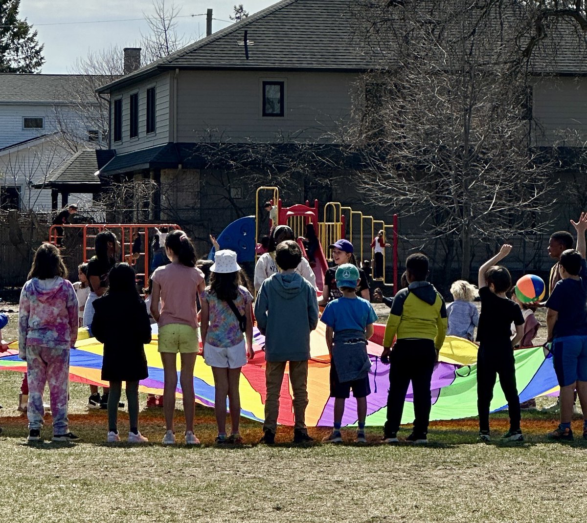SGE Recess Project Spring edition: Releasing our energy with a parachute! @StGeorgeOCSB @StGeorgeCouncil #sgeRecess #ocsbOutdoors