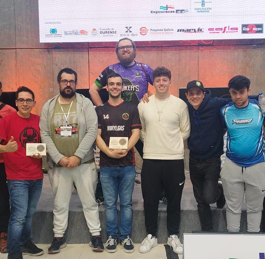 #Presencial 🏁🏁🏁🏁
Este domingo en #Expourense nuestros pilotos <a href="/elmaceh_/">Iván Maceiras</a> y #vare disfrutaron como niños con el torneo organizado por <a href="/EVO_BLACKSIAM/">BLACKSIAM</a> y <a href="/EVO_Cue23/">Alberto Núñez Blanco</a> , y retransmitido por <a href="/MarioSoler19Z/">Mario S🅱️inler🇮🇹</a> 

Además, Vare consiguió la primera posición! 💜💚
 youtube.com/live/jbmLz82m8…