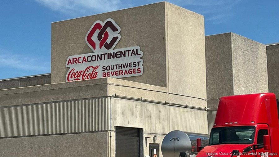 .@CocaCola is increasing the size of their footprint in #FortWorth to support #DFW's booming population growth – the company is expanding their warehouse to a total of 400,000 SF, allowing for more production & storage capacity. Via @DallasBizNews: itbeginsinfw.com/3VPbSbP