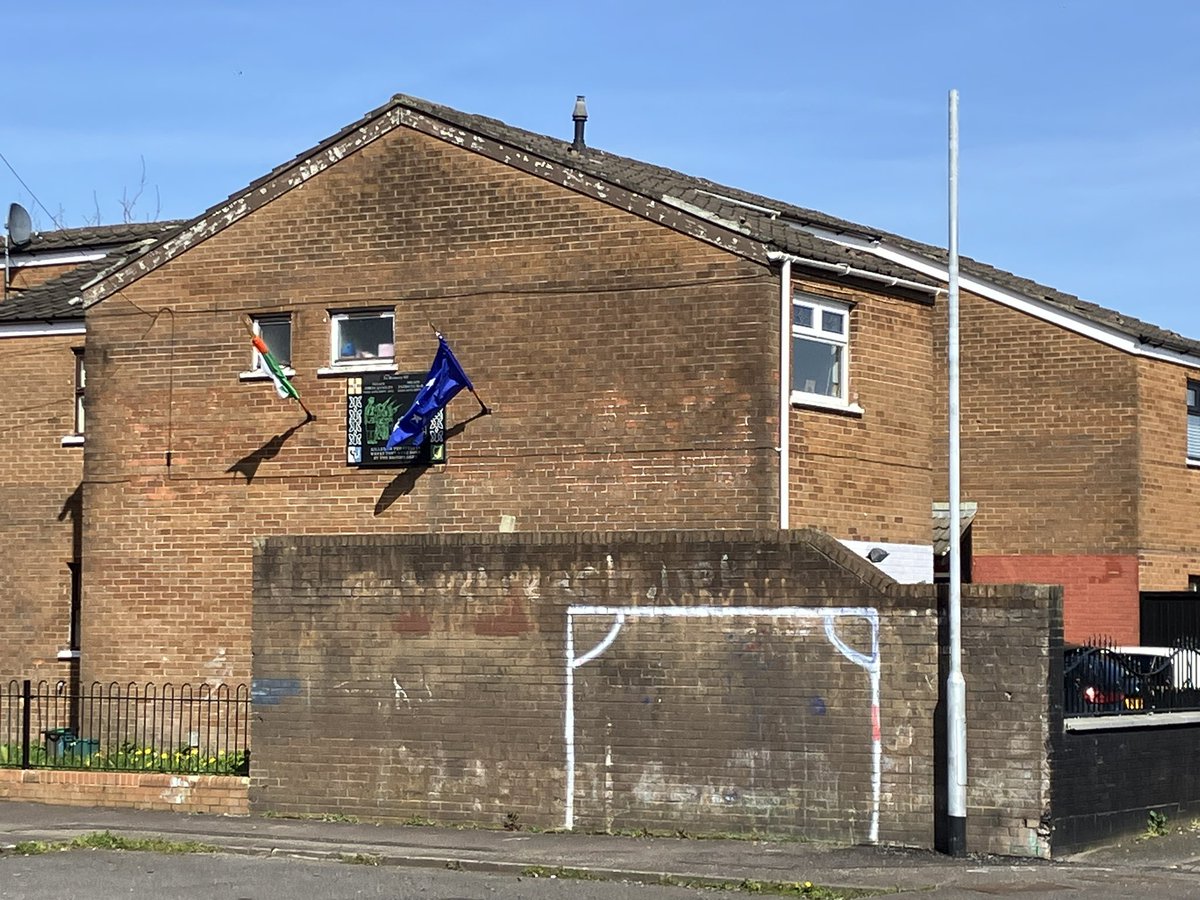 Adoro este arco pintado en un potrero de Shankill Road, en #Belfast