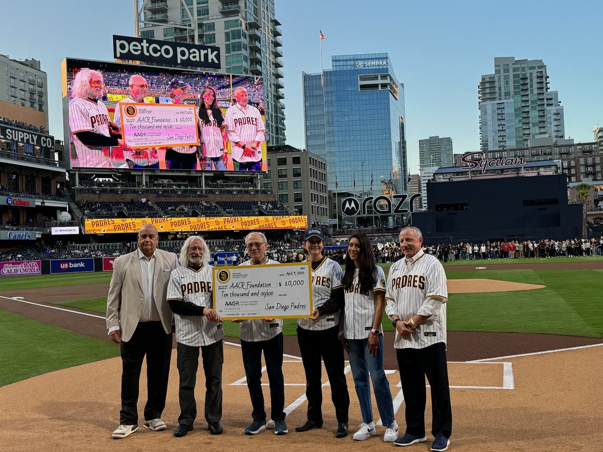 Play ball! ⚾ Dr. Phil Greenberg, head of Fred Hutch's Program in Immunology and an internationally-recognized expert in cancer #immunotherapy, rounded out his term as president of @AACR by throwing the first pitch at last night's @Padres game. #AACR24 📸 : @AACR