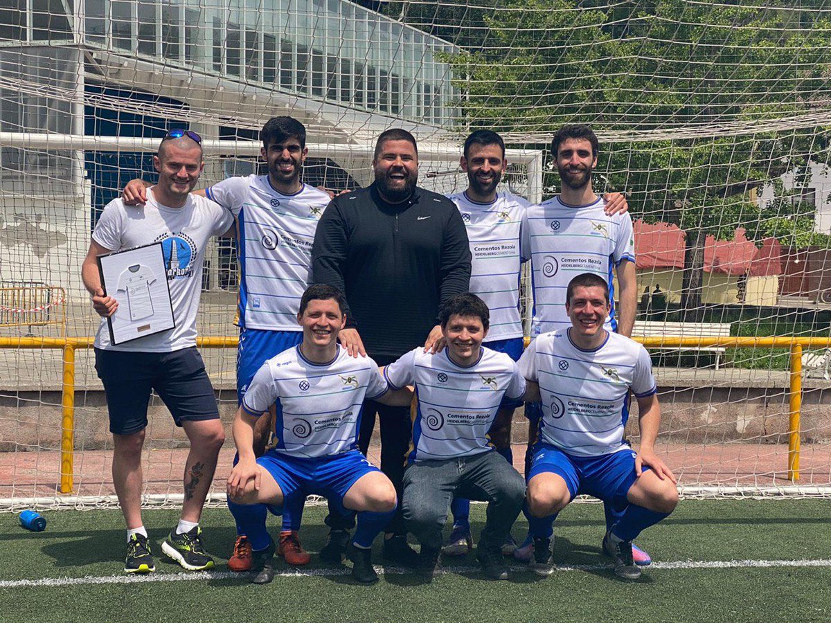 DHR_AKKE's tweet photo. Eredu zelai barruan eta kanpoan, egoera onenetan zein zailenetan! Taldekide, adiskide, entrenatzaile…denontzat eredu! 🙌

Faltan botako dugu zure presentzia berdegunean!! 

Eskerrik asko urte guzti hauetan emandako bizipenengatik! Handia zea Eneko!! 🔥🔥🔥 https://t.co/PIi1q5NzV4