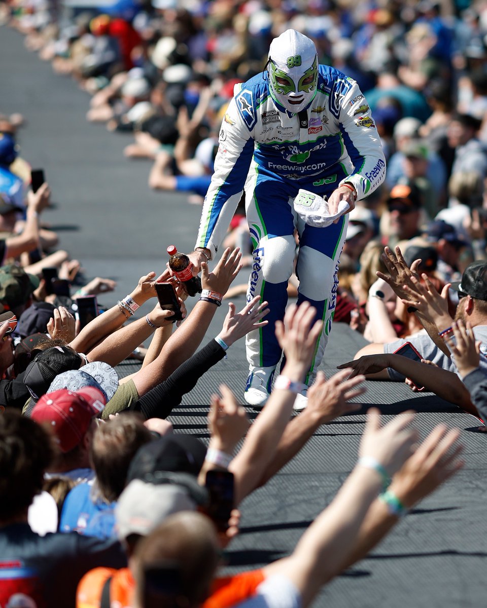 You never know what you'll see at driver intros 🤼‍♂️