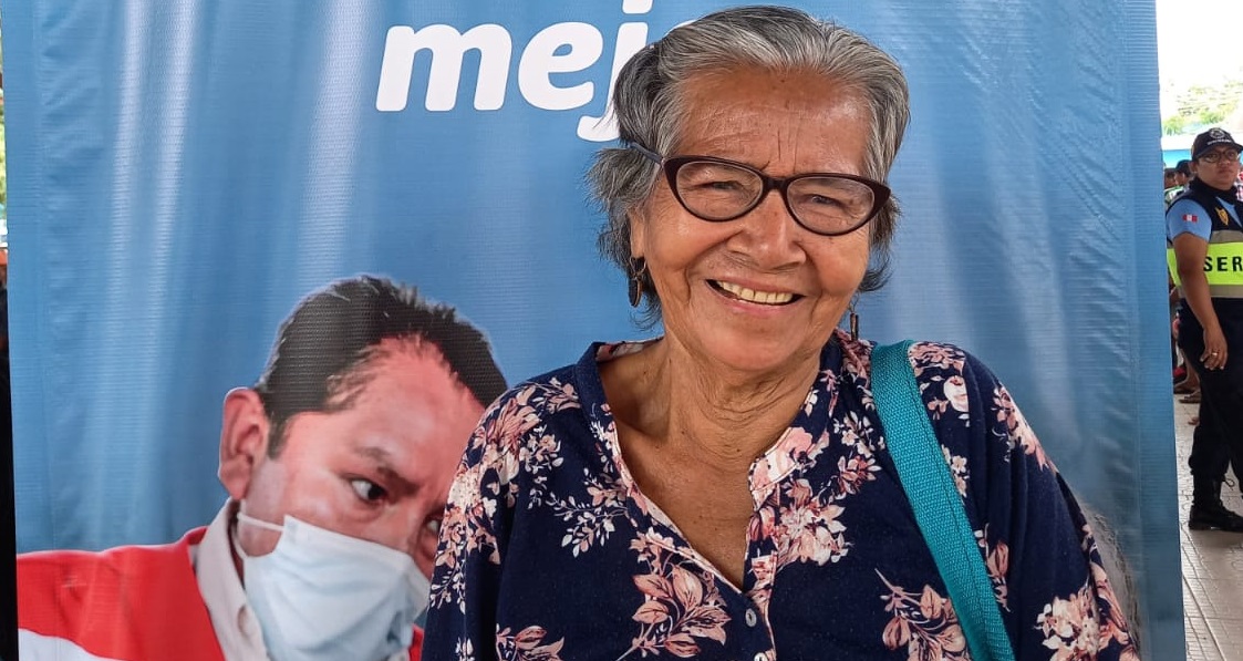 ¡Continuamos!✨ 🧓👓👵 Usuarias y usuarios en #Junín, #MadreDeDios, #Piura y #Ucayali recibieron lentes de lectura y de sol para cuidar y proteger su salud visual. ✅ Lee más sobre la entrega de lentes que se realiza a nivel nacional en nota de prensa aquí bit.ly/3FlLxsj