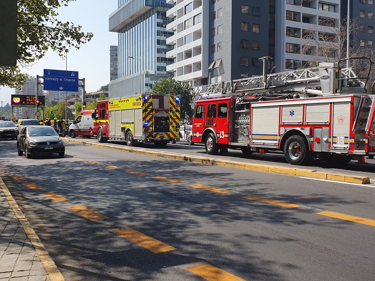 cbsantiago's tweet photo. 🔴 El Cuerpo de Bomberos de Santiago respondió con RX-14 @14FRC y BM-13 @13Providencia ante llamado por #accidente vehicular en San Patricio y Av. Vitacura, #LasCondes.
#EmergenciasCBS
#BomberosSantiago https://t.co/yz2eWGKTwS