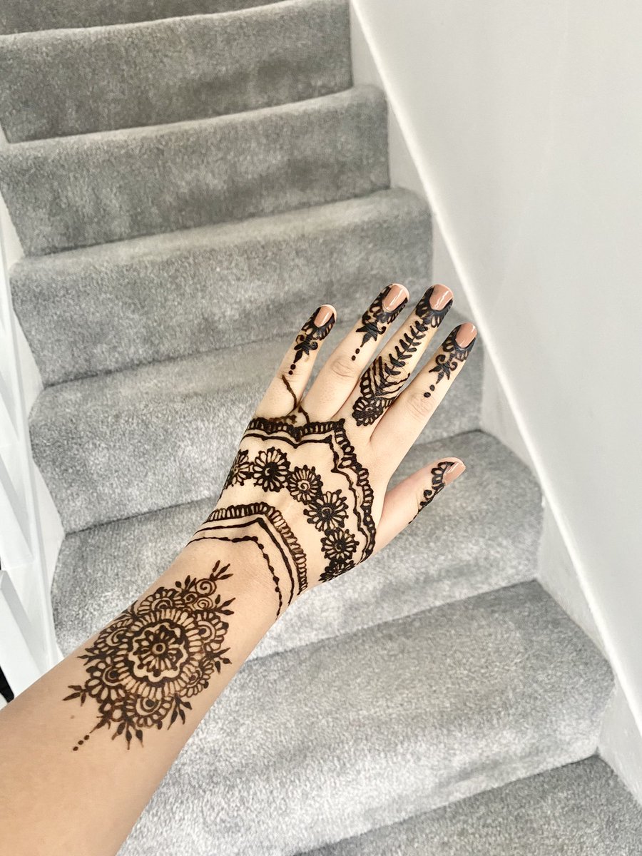 🌙 Eid Traditions 🌙 My dad will surprise my mum with a bouquet of colourful flowers and present my sisters and I with single roses wrapped in brown paper packaging. My younger sister adorns our hands with intricate henna patterns. We wear our best clothes and celebrate!