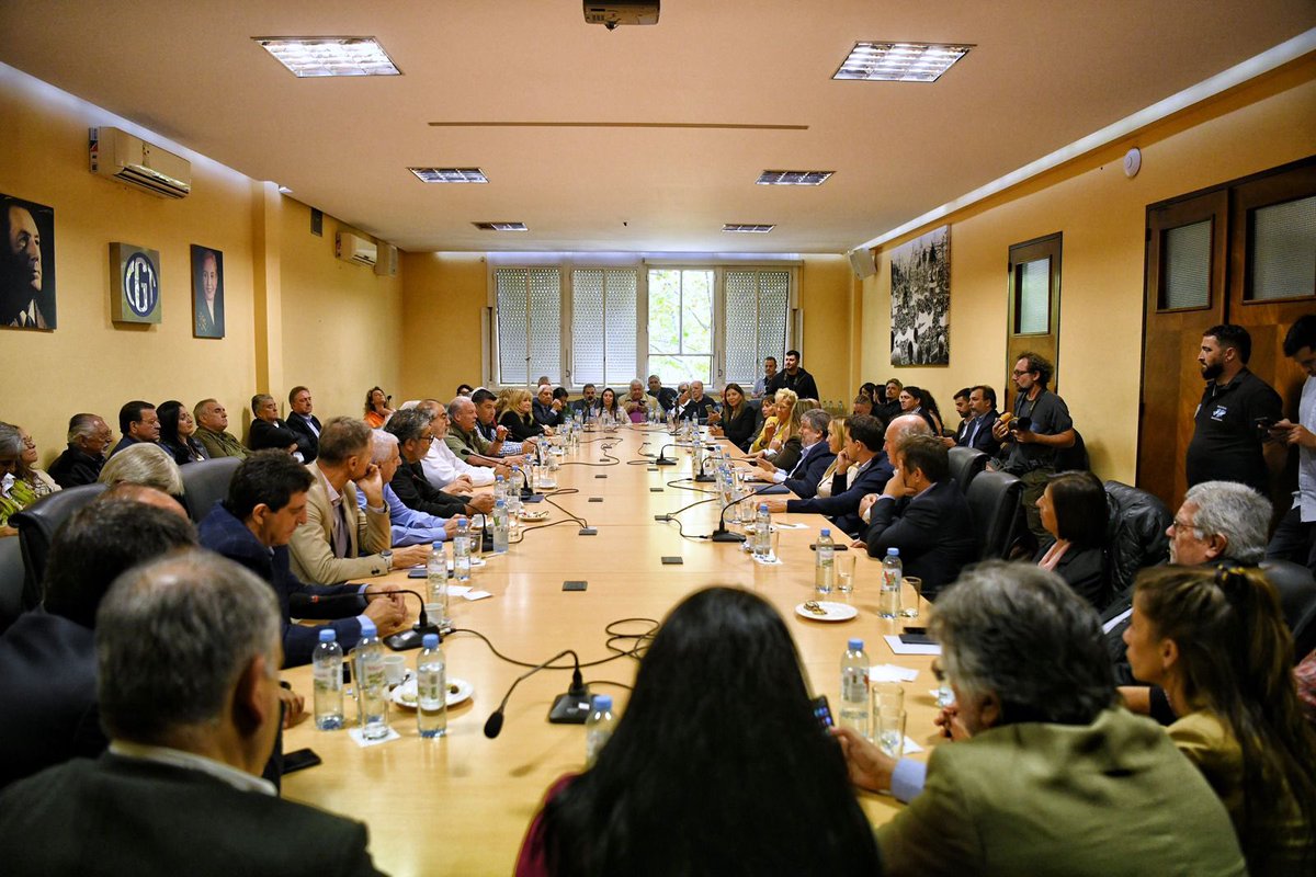 • Hoy nos reunimos con los representantes de la @cgtoficialok con quienes compartimos la preocupación por el momento en que atraviesa el país y nos comprometimos a seguir defendiendo los derechos de las y los trabajadores ✌️👇