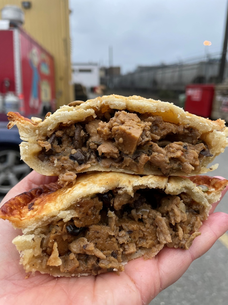 brEAThe_kitchen's tweet photo. BREATHE KITCHEN 🌱 LET'S GET HEARTY!⁠
⁠Going plant-based doesn't mean giving up heartiness! This beast-free pie is for those who love being full of goodness! Beefe &amp; Mushrooms pie is filled with beef-style chunks of pea protein with  mushrooms, all in that flaky pastry dream. https://t.co/6z1rdGdOtD