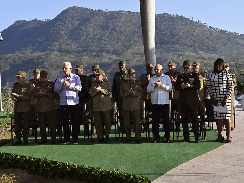 El líder de la Revolución cubana #RaúlCastro y el presidente @DiazCanelB, participaron hoy en la ceremonia de traslado e inhumación de los combatientes del Tercer Frente, regresan junto a su jefe, el Comandante #JuanAlmeida.
#CubaViveEnSuHistoria