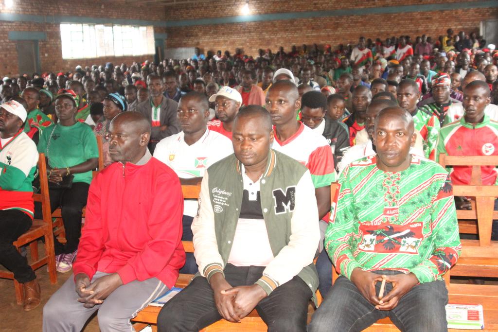 CnddFddButanyer's tweet photo. 10/4/2024 Inyuma y'ugusangira akanyamuneza ka #EidMubarak n'Abislam Umunyamabanga wa @CnddFdd i #Butanyetera yagendeye inzego z'umugambwe n'intwaro muri #Gashikanwa n #Tangara."Kuva ku rwego rwa komine, zone,gushika ku mutumba hategerezwa kubaho ibitara vy'amavoka ya #Ruhere" 1/3 https://t.co/ACJL23JvmU