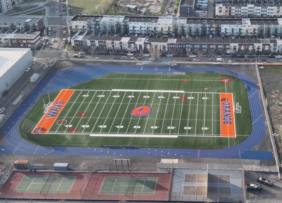 Check out the newly reconstructed field at Thomas Jefferson HS (thanks to @NYPDnews for the drone view)! 🤩 We kept our promise of revitalizing this community space. Phase two of this massive project will bring an additional new turf field that will include new bleachers.