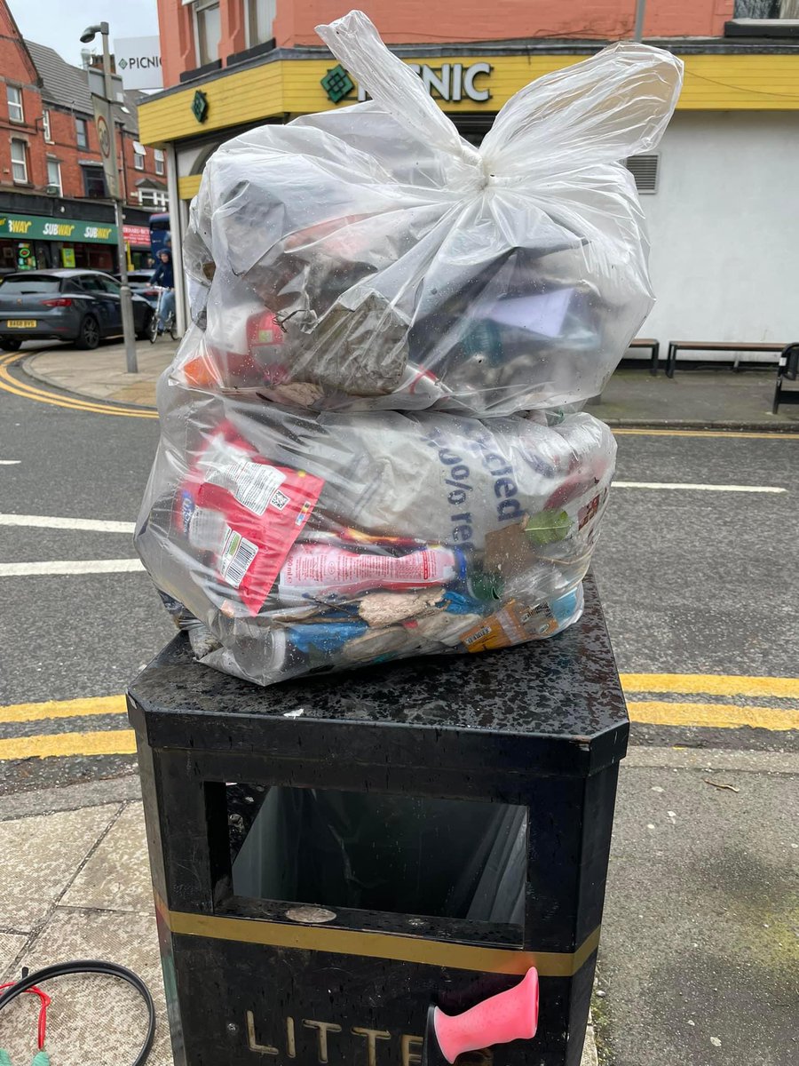 Sarah and Kay hit the Dales around Smithdown Rd and Garmoyle 2 bags of litter Yes that’s a car parked like a total arse on double yellows on a very busy junction 🤦🏼‍♀️ If only there were traffic wardens around … #badparking #pennylanewombles #litterpicking #sustainable