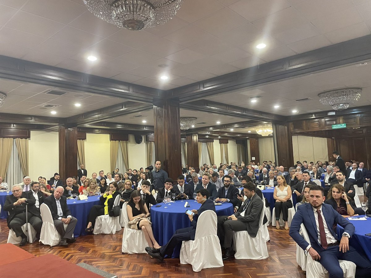 El evento fue un éxito, 250 asistentes, los panelistas todos estuvieron extraordinarios con el rol que cada uno cumple, las preguntas del público un poco hostiles, pero finalmente los asistentes se fueron muy felices con la discusión. En los próximos días subiré la grabación.