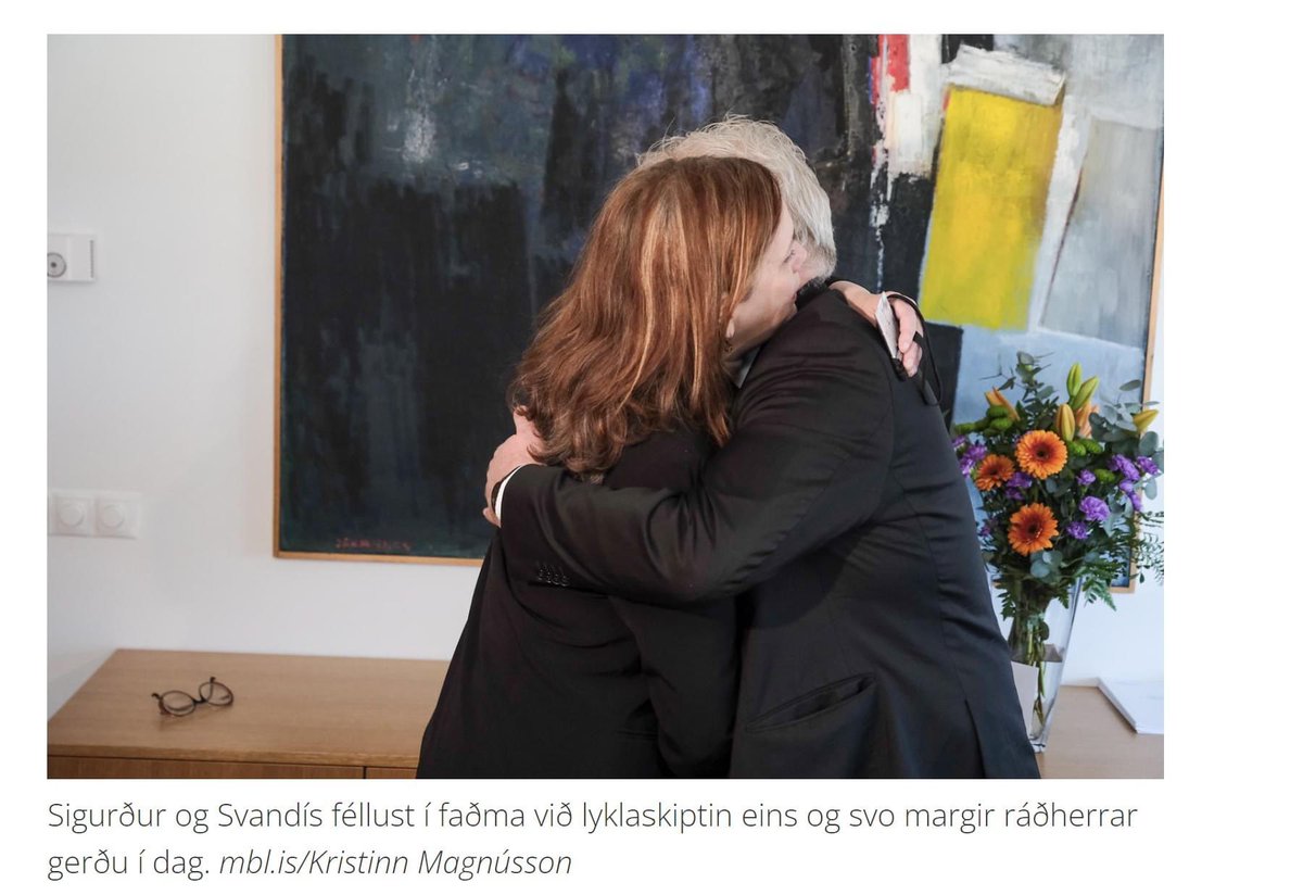 Á myndinni er verk eftir afa minn, Jóhannes Jóhannesson. Verkið heitir „Á ystu brún“. Ansi viðeigandi fyrir stöðuna í íslenskum stjórnmálum í dag og geðheilsu þjóðarinnar. Þratt fyrir að hafa verið málað fyrir tæpum 60 árum.