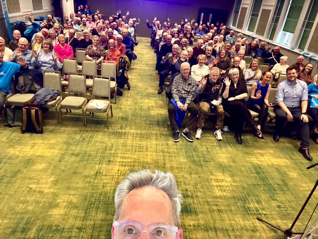 SO MANY PEOPLE at the brilliant @nhsfife @jmwoods87 Fife Branch event affected by Parkinson’s in #fife . Getting all the gen they need to live the best lives they can ahead of #worldparkinsonsday @ParkinsonsUKSco . I couldn’t even fit all of my big face in.