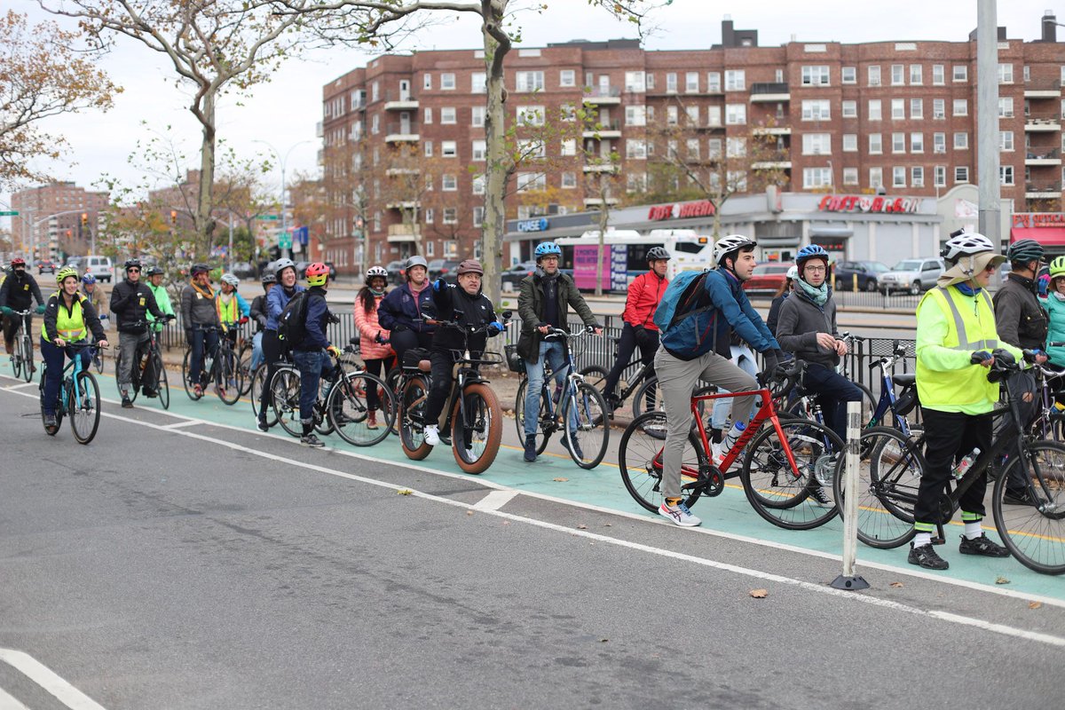 👋 #BikeQNS let's celebrate the extension of the Queens Boulevard protected bike lanes to Hillside Avenue by riding the full length!

Sign up and join us this Saturday!

➡️ mobilize.us/transalt/event…