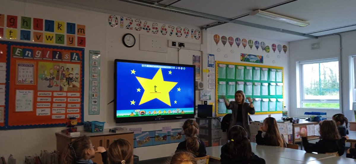 Día 3 en Mercy Convent. 🇮🇪🇪🇸 Our Spanish visitors got involved with station teaching before heading off to see Scoil an Linbh Íosa, Ballycane and St Mary’s College. Thank you 😄 @StMarysCollege @holychildnaas for facilitating our visitors! @Leargas @OidePrimaryLgs