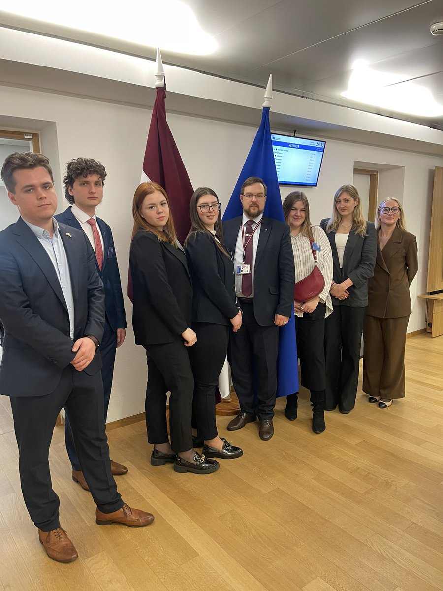 6 talented 🇱🇻 students took a part in #ConSIMium-@EUCouncil simulation experience,that lets to step into the shoes of decision-makers.
Students had a insightful discussion with CRP I Amb.@Martins_Kr on 🇪🇺 negotiation process,🇪🇺 policy making & 🇱🇻 position on #cybersecurity & #AI.