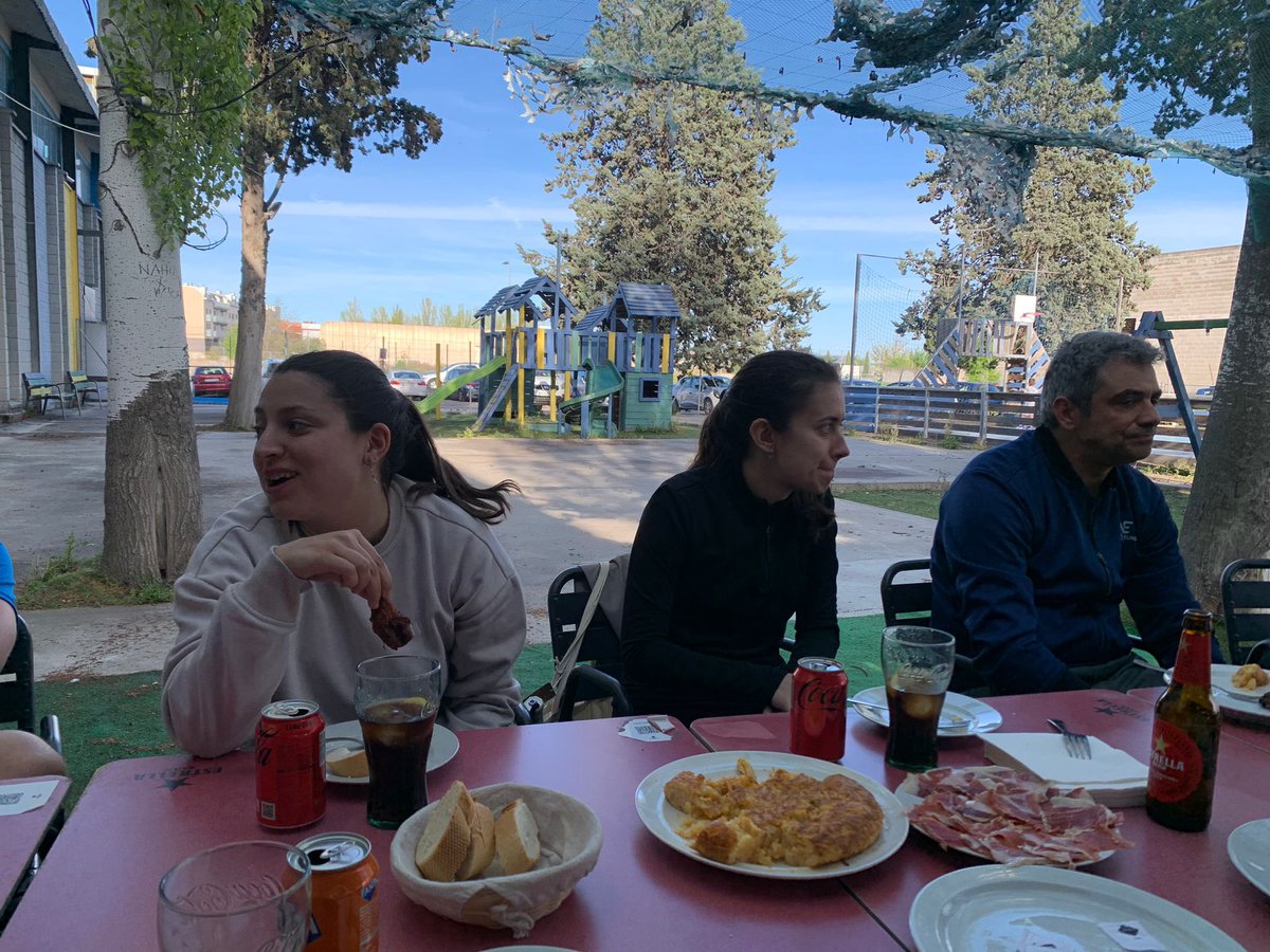Tarde de padel de resis y adjuntos, empieza el buen tiempo en Valladolid! ☀️ 🎾