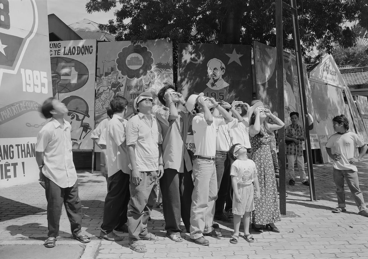 ICYMI: On October 24, 1995, South Vietnam was in the “path of totality” of a total solar eclipse. This photo of eclipse watchers—“Untitled, Ho Chi Minh City” from the series “Viêt Nam” by the renowned Vietnam-born photographer An-My Lê—was recently exhibited at MoMA.