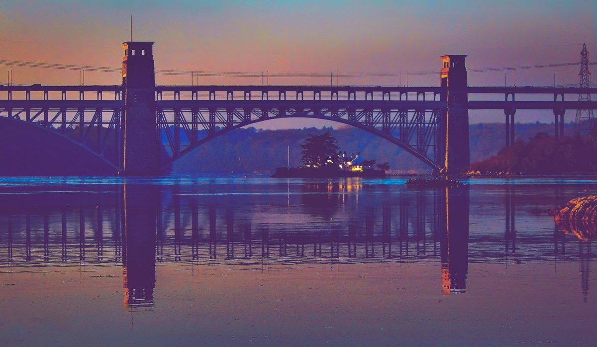 'Reflecting On The Strait', Britannia Bridge taken from Beach Road, Menai Bridge 💛❤️🌊🌁🧡💙 @Ruth_ITV @DerekTheWeather @ItsYourWales @BBCWalesNews @BBCCymruFyw @NTCymru_ @BangorWalesNews @northwalesmag @nationaltrust @metoffice @Papur_Menai #ThePhotoHour #LoveAnglesey