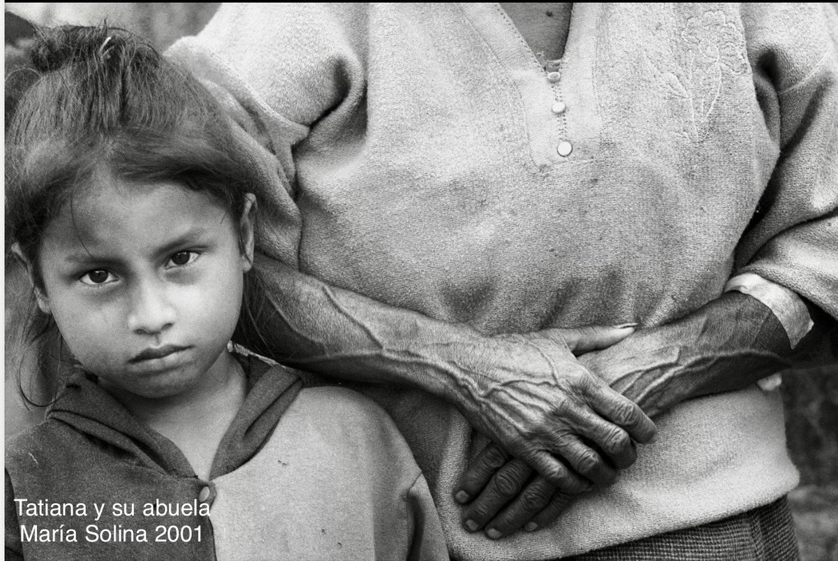 Insisto en buscar la paz porque en mi memoria habita gente bonita q ha resistido en 🇨🇴muchas violencias. María Solina perdió a sus padres en 1950 y repitió tragedia desplazándose en 2001 con su familia de Peque Antioquia. Abrazarla y celebrar sus 100 años de vida regala esperanza