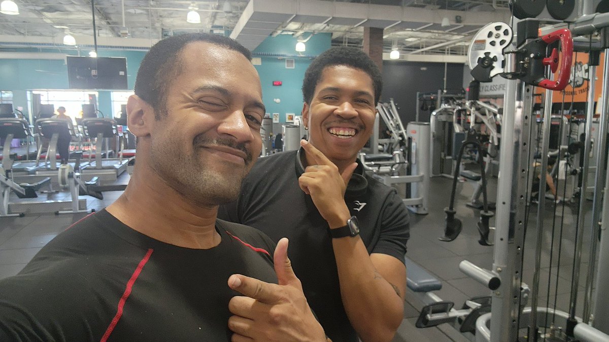 One by one...every gym homie grew a mustache!💪🏾🤣