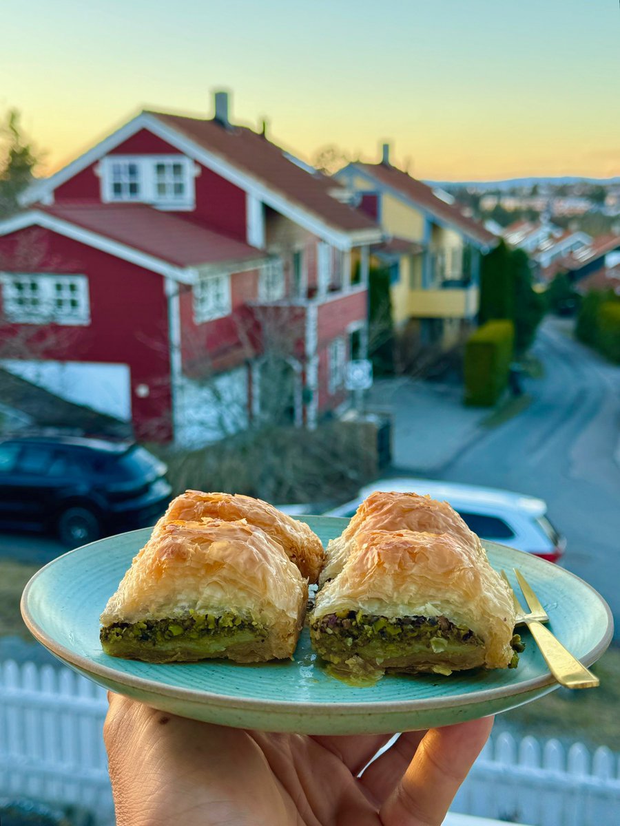 Baklava fotoğrafı paylaşmayan bi ben kalmıştım herhalde😊 Anlık evde günbatımına karşı ☀️ Ne demek Oslo’da baklava var mı?  Mutlu bayramlar diliyorum hepinize arkadaşlar.