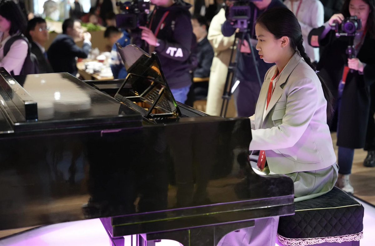 🎶🎹 Music unites hearts across the Strait! At #PKU Jiayuan Dining Hall, Wu Jiayi from the School of Foreign Languages serenaded with 'Dao Xiang' composed by Taiwanese singer Jay Chou for people in the disaster areas during the 2008 Wenchuan earthquake, evoking unity and hope…